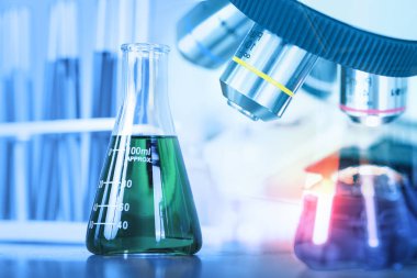 Laboratuvar cam ürünleri, bilim laboratuvar resea mikroskopla kapatın