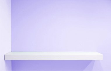 Mor antika arka plan üzerinde perakende raf. dolgu nesneleri.