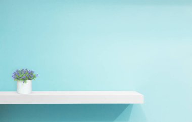 Açık mavi vintage renkli perakende rafta. dolgu nesneleri.
