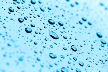 Araba ile ön cam üzerinde ayna su damlaları.