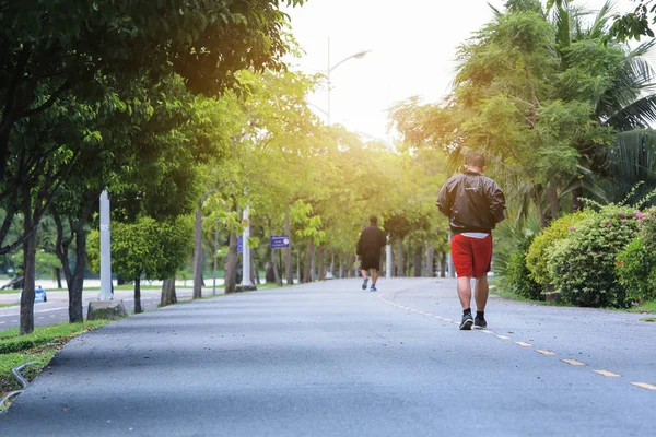 Um atlético a correr no parque. Estilo de vida saudável — Fotografia de Stock