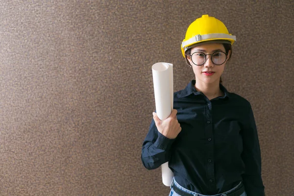 Planı üzerinde adam tutarak iş kadın mühendis geliştirici