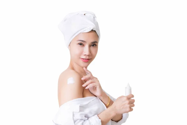 Hermosa chica en toalla de baño está aplicando crema en su hombro . —  Fotos de Stock
