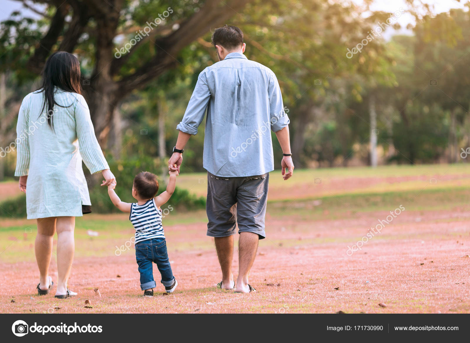 Parents son. Отец держит сына за руку. Родители держат ребенка за руки. Семья за руки. Женщина ведет ребенка за руку.