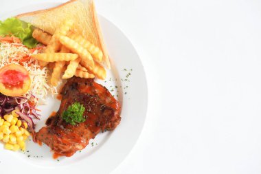 Izgara tavuk fileto taze sebze ile üstten görünüm whit üzerinde