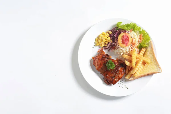 Vista superior del filete de pollo a la parrilla con verduras frescas en whit — Foto de Stock
