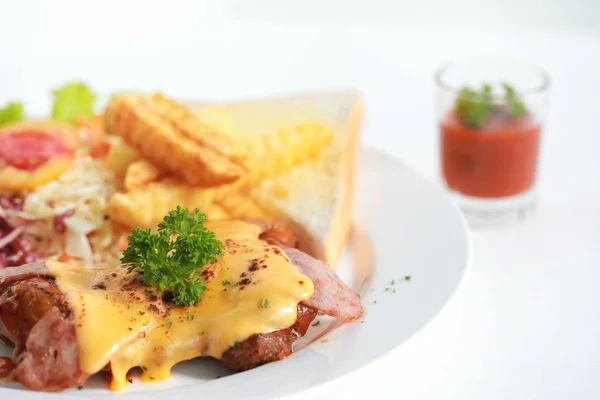 Sandwich dengan bacon, keju, mentimun dan rempah-rempah . — Stok Foto