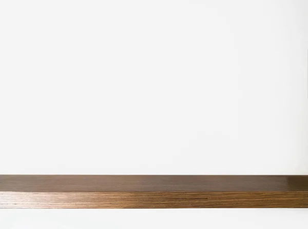 Holz Regaltisch auf weißem Hintergrund. — Stockfoto
