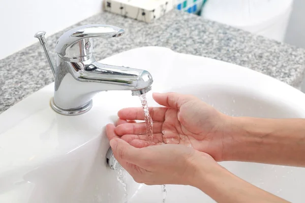 Lavarse las manos con agua corriente . — Foto de Stock