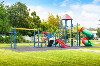 Parktaki bahçedeki renkli oyun parkı.