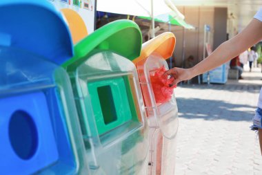 Plastik torba Geri Dönüşüm Kutusu'nu parkta koyarak kadın.