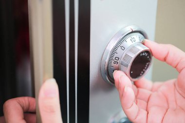 Güvenli kilit kodu emanet kutusu yakasında. Koruma kavramı