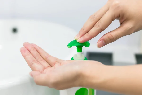 Dámské ruce pomocí mytí rukou dezinfekční gel dávkovač. — Stock fotografie