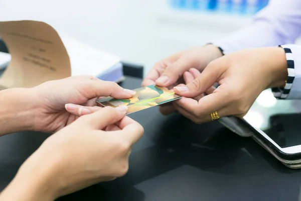 La mujer paga con una tarjeta de crédito, compras y concepto de venta al por menor — Foto de Stock