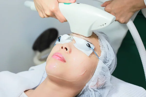 Close-up of Beautician Giving Laser Epilation Treatment To Young — Stock Photo, Image