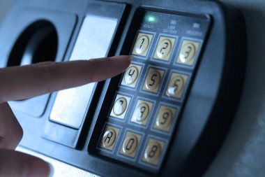 Bir güvenlik kilidi ve erkek yandan basın açık þifresi yakın çekim.