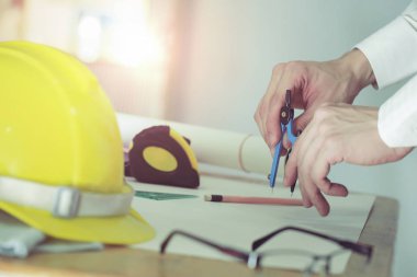 Plan, görüntü mühendislik çalışan mühendis elinde.