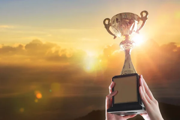 Mãos Negócios Segurando Copo Troféu Fundo Pôr Sol — Fotografia de Stock