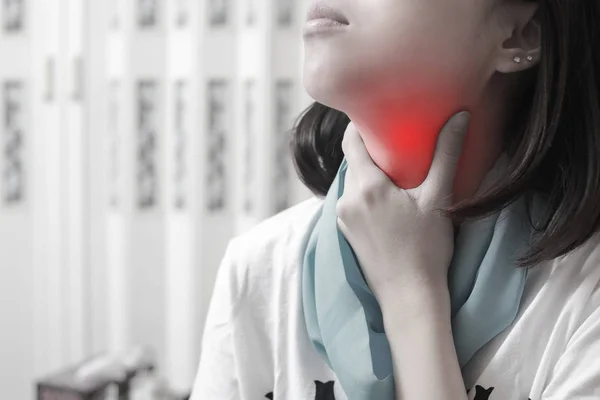 Halsschmerzen einer asiatischen Frau. Berührung des Nackens. — Stockfoto
