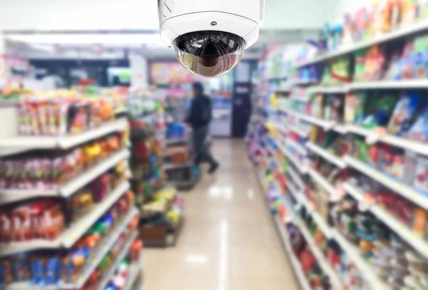 Cctv auf shop Supermarkt auf verschwommenem Hintergrund. — Stockfoto