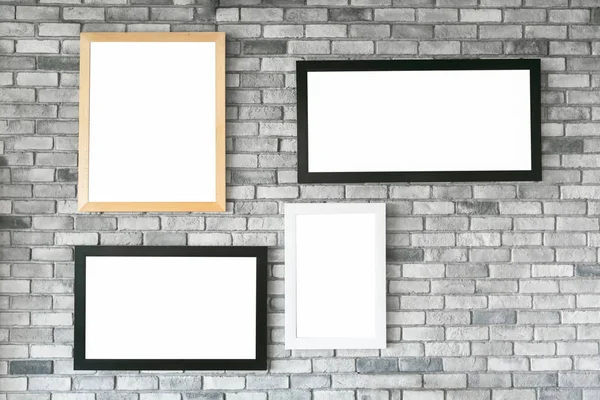 Diferentes marcos de fotos vacías de tamaño y estilo en hormigón blanco wa — Foto de Stock
