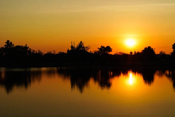 Zachód słońca lub słońce na rzece. — Zdjęcie stockowe