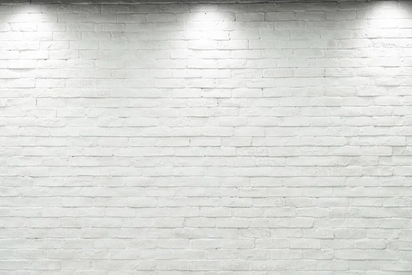 Leere weiße Wand mit Halogen mit 3 Lampen. — Stockfoto