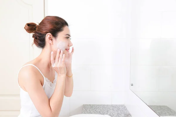 Asiatisk kvinna rengöring ansikte huden Njut själv med bubbla cleansi — Stockfoto