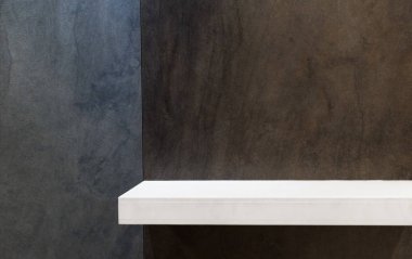 Kahverengi ve gri seramik duvar beyaz boş rafta.