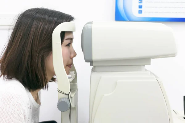Donna che fa il test oculistico con l'optometrista nello studio medico — Foto Stock