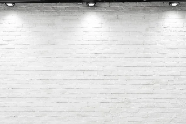 Leere weiße Wand mit Halogenlampen. — Stockfoto