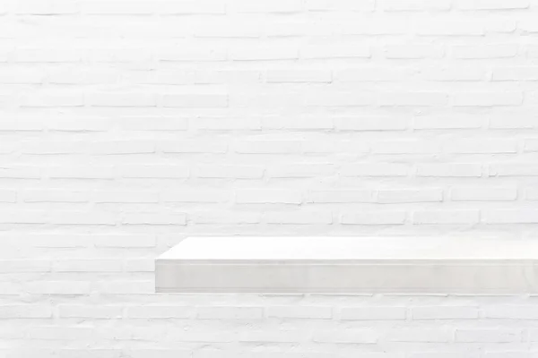 Mensola bianca vuota su muro di cemento bianco . — Foto Stock