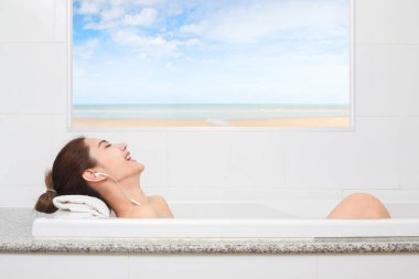 Sakin ol. Güzel genç kadın alma sırasında rahatlatıcı içerik 