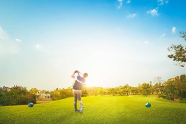 Profesyonel golfçü golf sahasını süpürüyor..