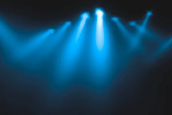 Show de luz azul en el escenario. dispositivos de iluminación . — Foto de Stock