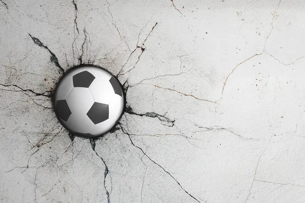 Pelota de fútbol deportivo viene en la pared agrietada con textura grunge . — Foto de Stock