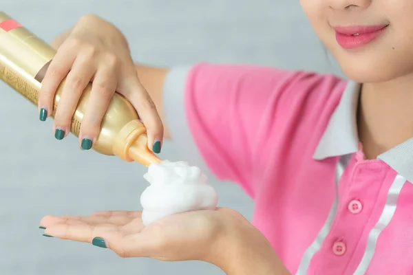 Nahaufnahme von Friseur Friseurin weibliche Hand mit Haarmousse — Stockfoto