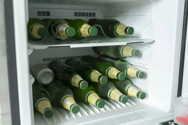Пляшки, повні пива в холодильнику . — стокове фото