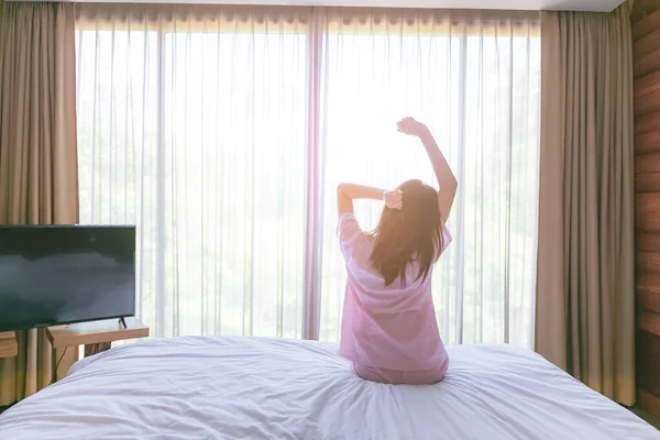 Mulher bonita acordando em sua cama no quarto . — Fotografia de Stock