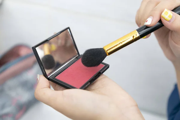 Maquillaje artista utilizando cepillo de pelo natural para aplicar cosméticos . — Foto de Stock