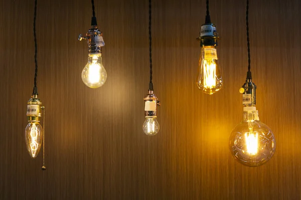 Edison antigo decorativo estilo lâmpadas na parede de madeira backg — Fotografia de Stock
