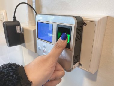 Kapının kilidini açmak için parmak izi taraması. Kayıt çalışması