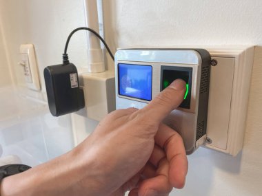 Kapının kilidini açmak için parmak izi taraması. Kayıt çalışması