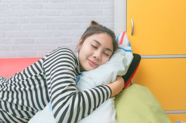 Güzel genç bayan kırmızı kanepede uyuyor..