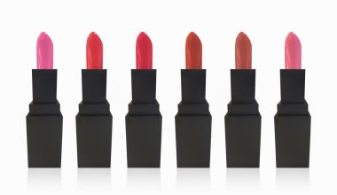 Beyaz arka planda izole edilmiş ruj seti. Okşayarak