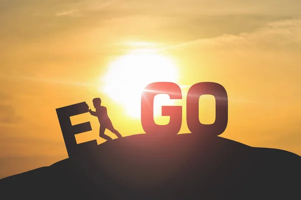 Silhouette az ember nyomja Ego az ég és a napfény háttér. — Stock Fotó
