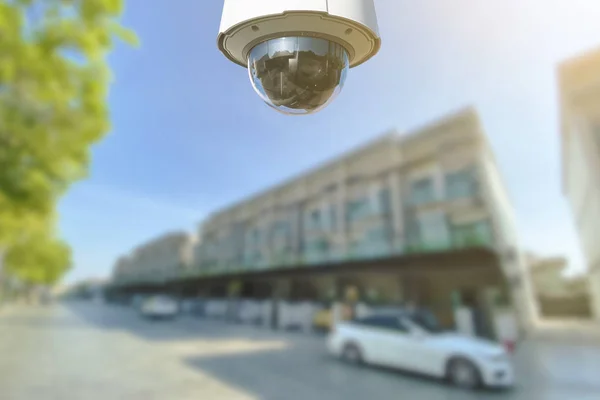 Cameră de supraveghere CCTV cu locuință în oraș pe fundal . — Fotografie, imagine de stoc