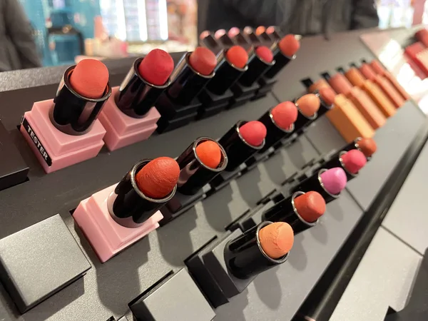 Lote de probadores de labios en maquillaje en la supertienda . — Foto de Stock