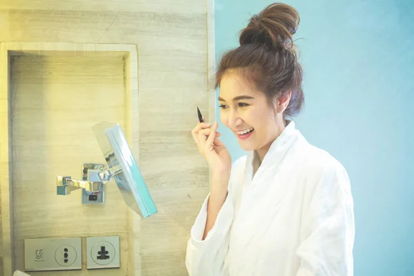 Belle femme asiatique en utilisant crayon à sourcils maquillage dans le miroir avant — Photo