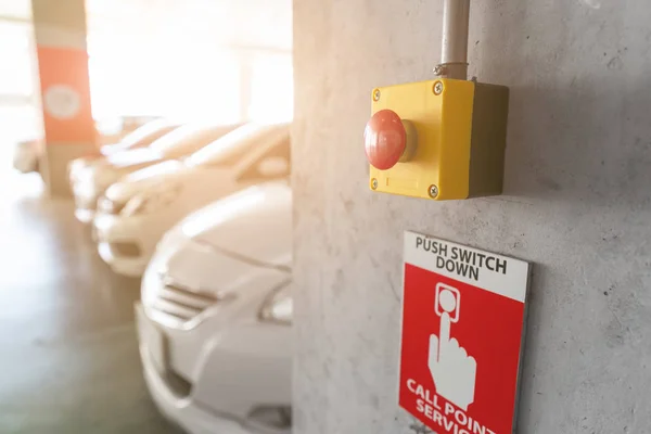 Botão de alarme de emergência no parque de estacionamento complexo para alerta de segurança um — Fotografia de Stock